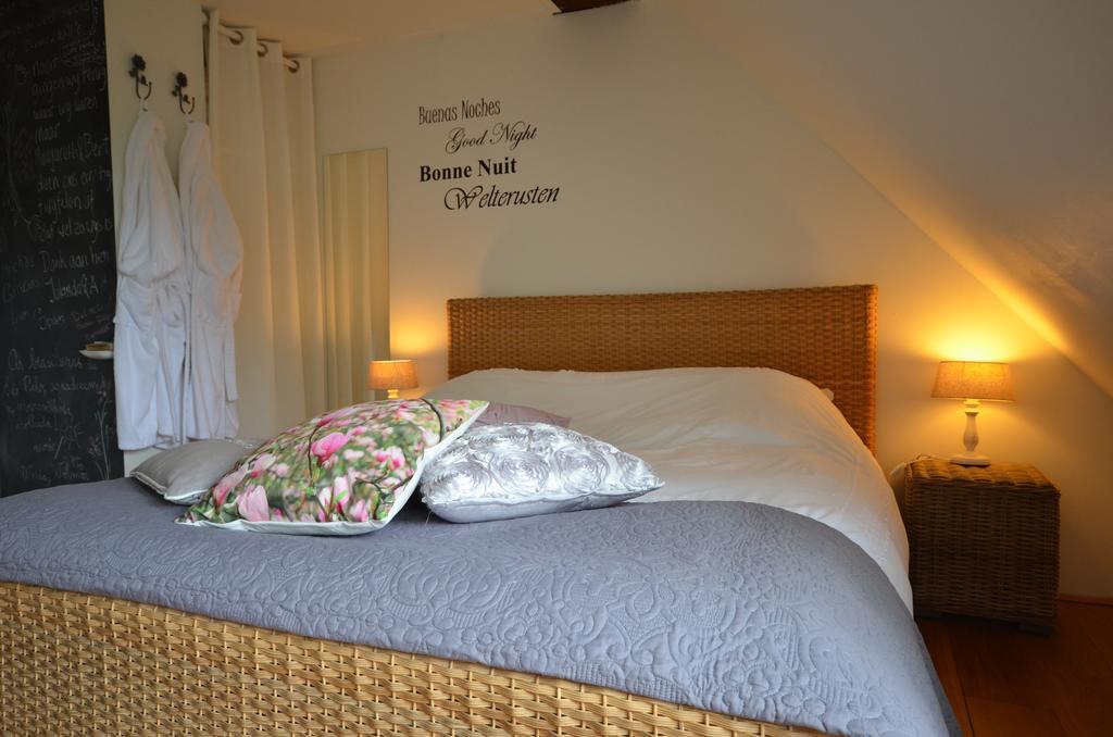 Bed and Breakfast Bloemenhoeve à Birdaard Chambre photo